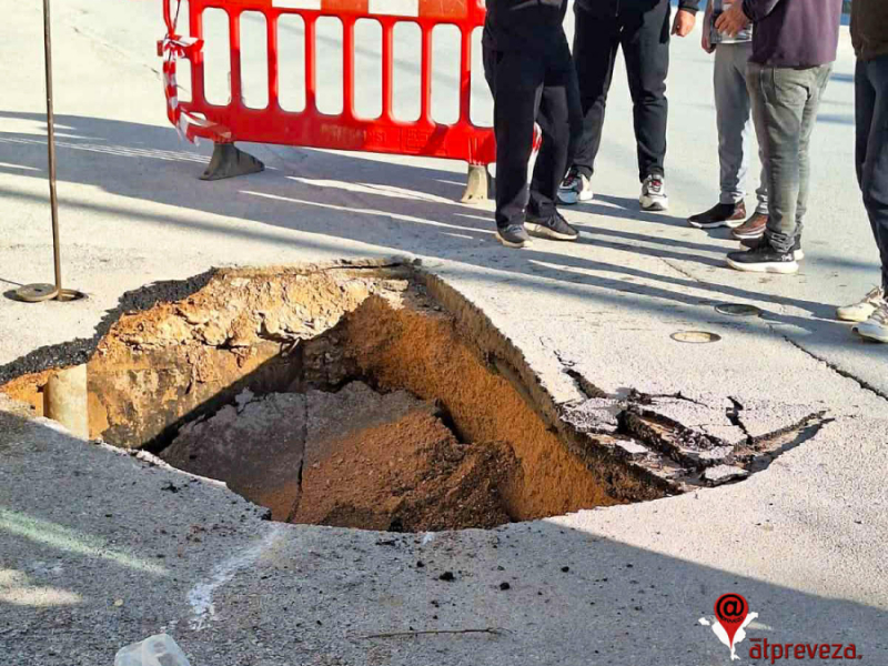 Υποχώρησε το οδόστρωμα στην Οδό Επτανήσου - Ακινητοποιήθηκε αστικό λεωφορείο