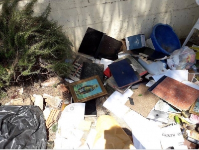 Ένα λυπηρό θέαμα - Εικόνες και παλαιά βιβλία στα σκουπίδια (του Σπύρου Σκλαβενίτη)