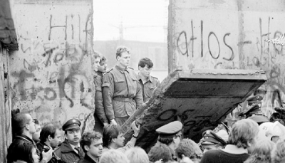 Στις 13 Αυγούστου 1961 ξεκινά η κατασκευή του τείχους του Βερολίνου