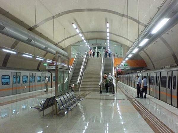 Στις 28 Ιανουαρίου 2000 γίνονται τα εγκαίνια του Μετρό