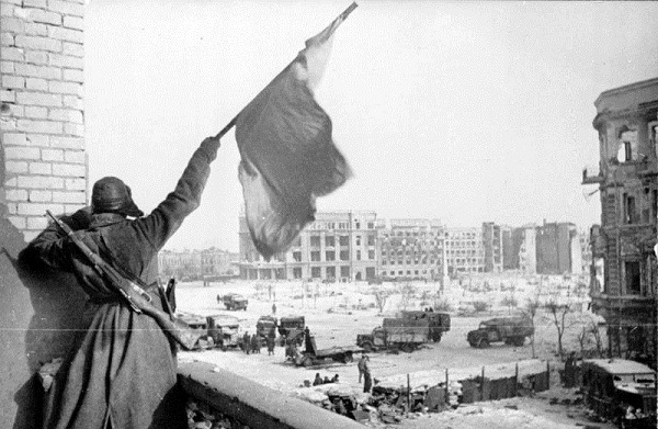 Στις 2 Φεβρουαρίου 1943 οι Γερμανοί παραδίδονται στο Στάλινγκραντ